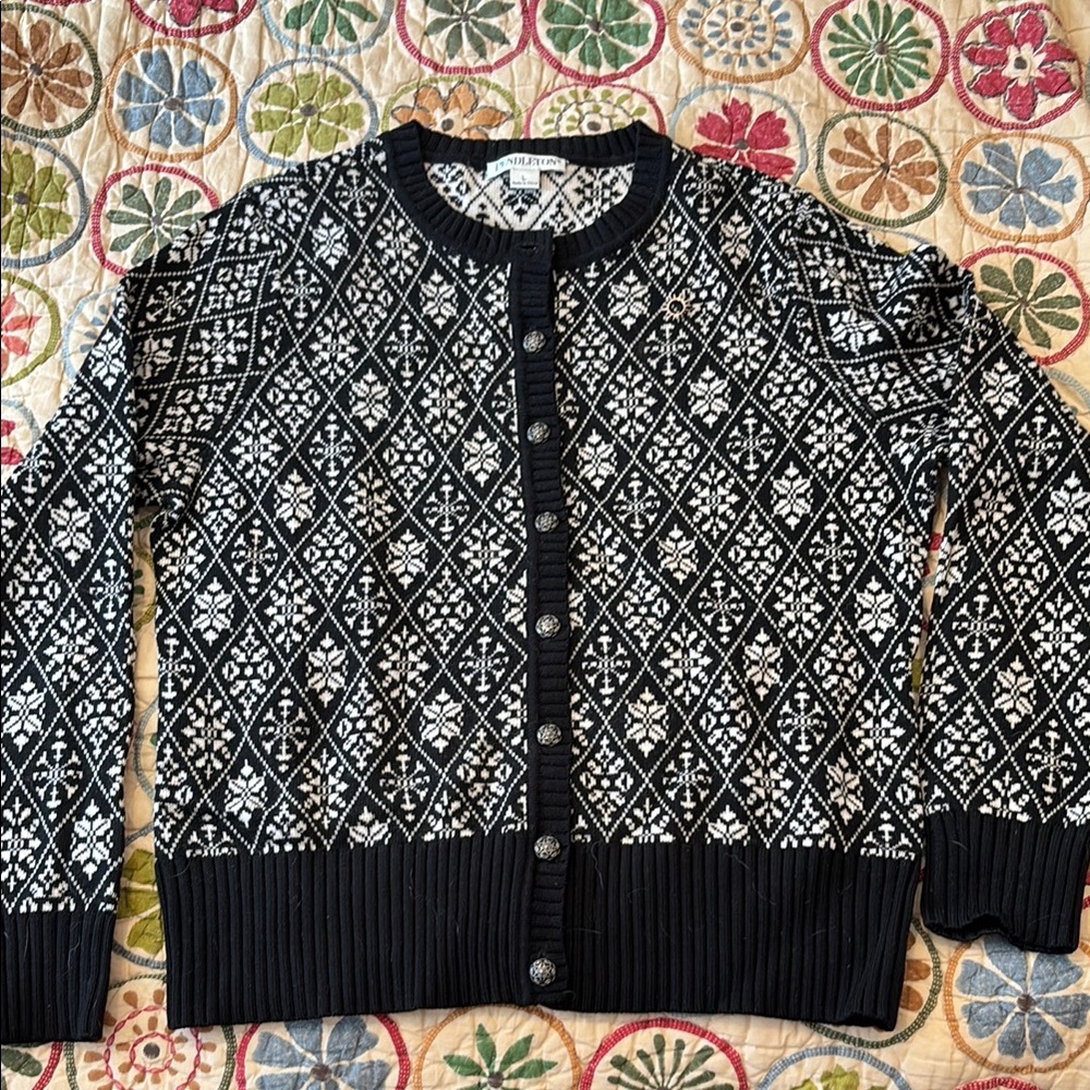 Pendelton L Black and White Patterned Women's Sweater buttons EUC Merino Wool